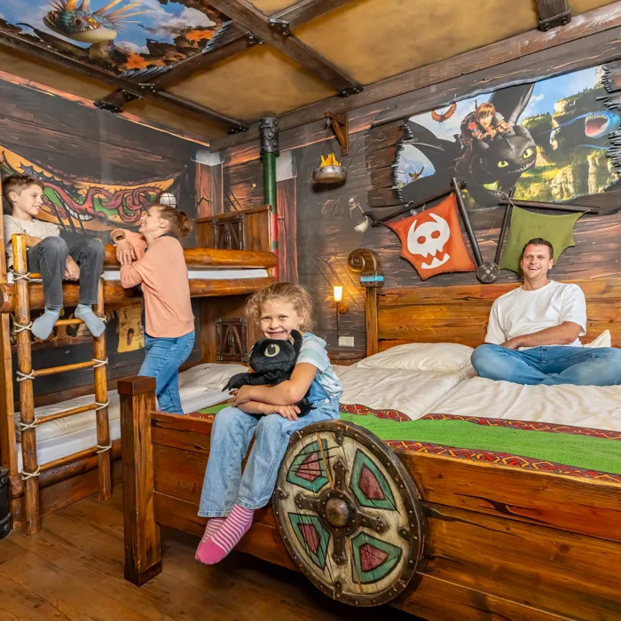 Eine vierköpfige Familie ist im Drachenzimmer bestehend aus Doppelbett und Stockbett. Die Thematisierung ist von Drachenzähmen leicht gemacht mit Drachen- und Wikinger-Elementen.
